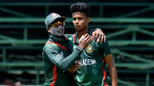 অলআউট পাকিস্তান, সেমির পথ সহজ করলেন যুবারা