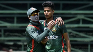 নজর কেড়েছেন জুনিয়র পেসাররা