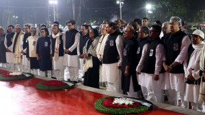 একুশের প্রথম প্রহরে ভাষাশহীদদের প্রতি বিনম্র শ্রদ্ধা