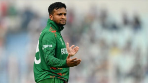 ৫ বছর পর সিংহাসন হারালেন সাকিব