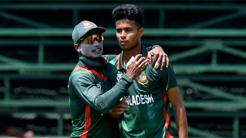 অলআউট পাকিস্তান, সেমির পথ সহজ করলেন যুবারা অলআউট পাকিস্তান, সেমির পথ সহজ করলেন যুবারা