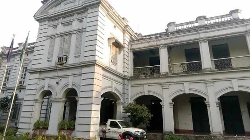 ঢাবি ভিসির বাংলো থেকে নবজাতকের মরদেহ উদ্ধার ঢাবি ভিসির বাংলো থেকে নবজাতকের মরদেহ উদ্ধার