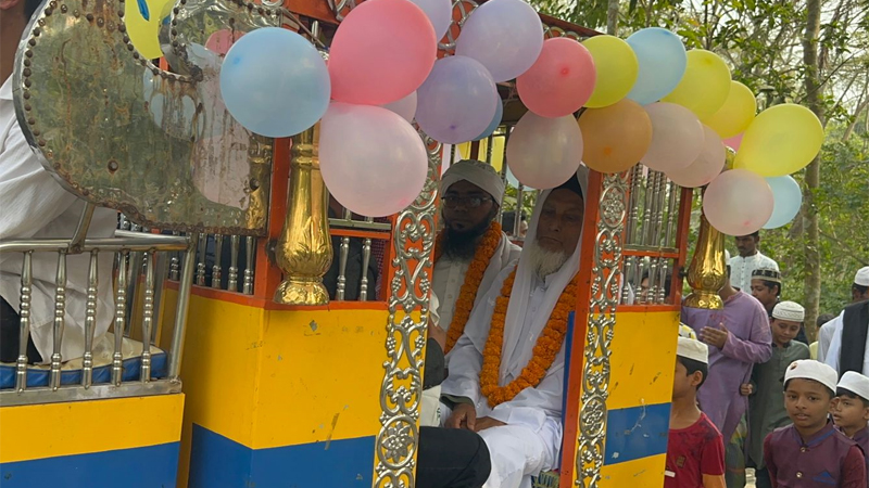 ৩৫ বছর ইমামতির পর ঘোড়ার গাড়িতে রাজকীয় বিদায় ৩৫ বছর ইমামতির পর ঘোড়ার গাড়িতে রাজকীয় বিদায়