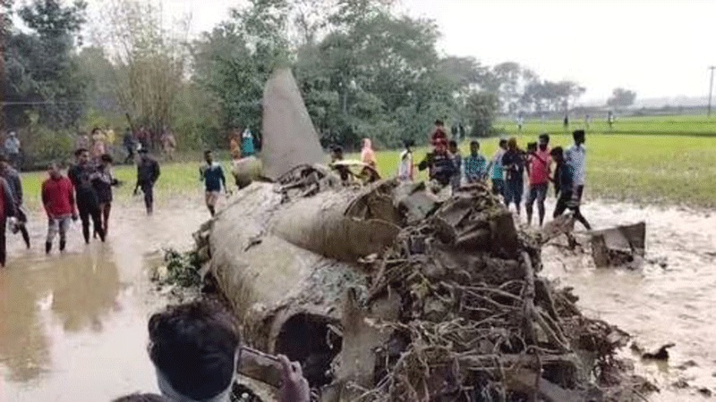 ভারতীয় বায়ুসেনার প্রশিক্ষণ বিমান বিধ্বস্ত ভারতীয় বায়ুসেনার প্রশিক্ষণ বিমান বিধ্বস্ত
