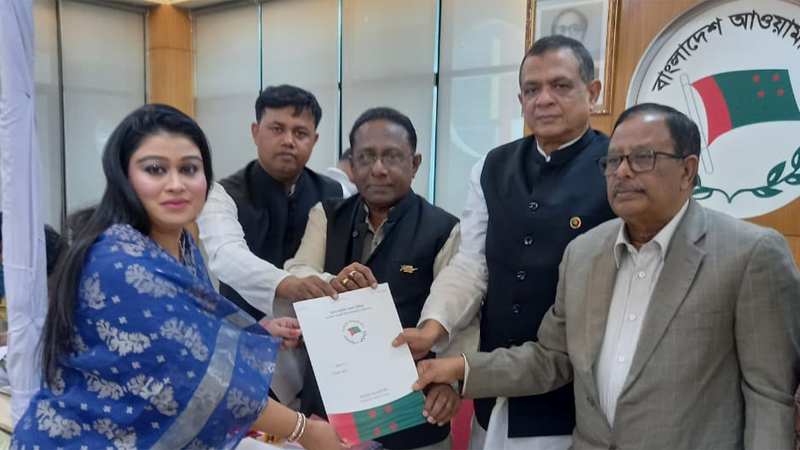 সংরক্ষিত নারী আসন: আলোচনায় সাবেক ক্রিকেটারের স্ত্রী মাহমুদা সংরক্ষিত নারী আসন: আলোচনায় সাবেক ক্রিকেটারের স্ত্রী মাহমুদা