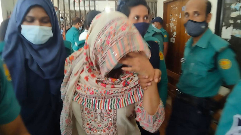 মডেল মৌকে আদালতে আত্মসমর্পণের নির্দেশ মডেল মৌকে আদালতে আত্মসমর্পণের নির্দেশ