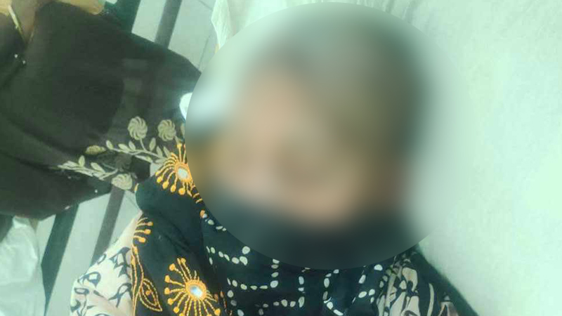 জমি লিখে না দেওয়ায় স্ত্রীকে মারধর, মাথা ন্যাড়া জমি লিখে না দেওয়ায় স্ত্রীকে মারধর, মাথা ন্যাড়া