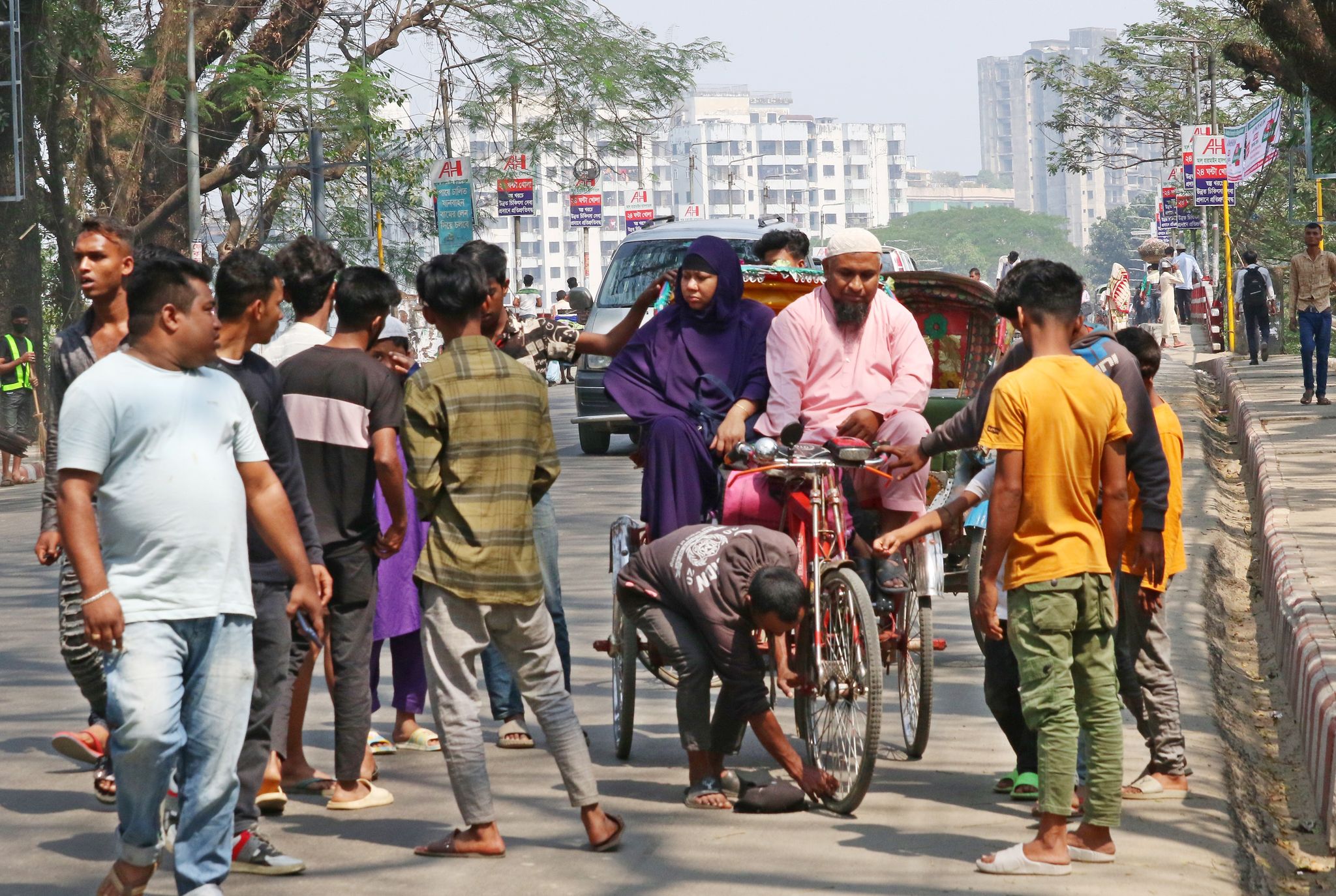 ১০ ঘণ্টা ভোগান্তির পর ধর্মঘট প্রত্যাহার ১০ ঘণ্টা ভোগান্তির পর ধর্মঘট প্রত্যাহার