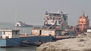 পাটুরিয়া-দৌলতদিয়া ও আরিচা-কাজীরহাটে নৌযান বন্ধ 
