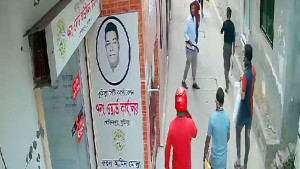 কুমিল্লায় কাউন্সিলরের অফিসের সামনে অস্ত্রের মহড়া, ভিডিও ভাইরাল