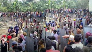রাস্তা নির্মাণ নিয়ে সংঘর্ষ, পুলিশসহ আহত ৩৫