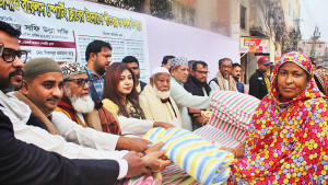 তেজগাঁওয়ে রয়েলস স্পোর্টিং ক্লাবের উদ্যোগে শীতার্তদের মাঝে কম্বল বিতরণ