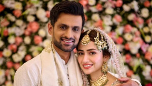 শোয়েব মালিকের তৃতীয় স্ত্রী কে এই সানা জাভেদ