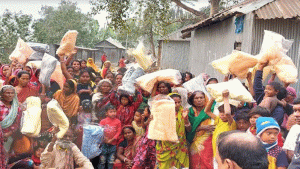 ঈশ্বরদীতে ক্ষুদ্র নৃগোষ্ঠীর সদস্যরা পেল শীতবস্ত্র