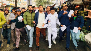 ভোট বর্জনের দাবিতে স্বেচ্ছাসেবক দলের লিফলেট বিতরণ 