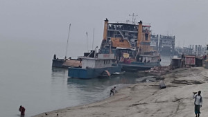 পাটুরিয়া-দৌলতদিয়া ও আরিচা-কাজীরহাটে নৌযান বন্ধ, দুর্ভোগে যাত্রী 
