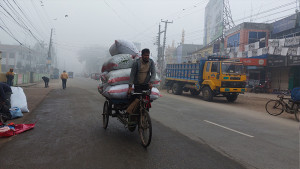 ঘনকুয়াশা ও মেঘের আড়ালে সূর্য 