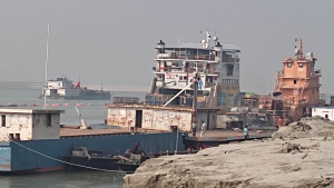 পাটুরিয়া-দৌলতদিয়া ও আরিচা-কাজীরহাটে নৌ চলাচল স্বাভাবিক 