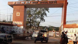 নোয়াখালীতে অটোরিকশা থামিয়ে চালককে গুলি