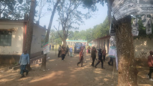 এজেন্ট বের করে দেওয়ার অভিযোগ, এ. কে. আজাদকে ঘেরাওয়ের চেষ্টা