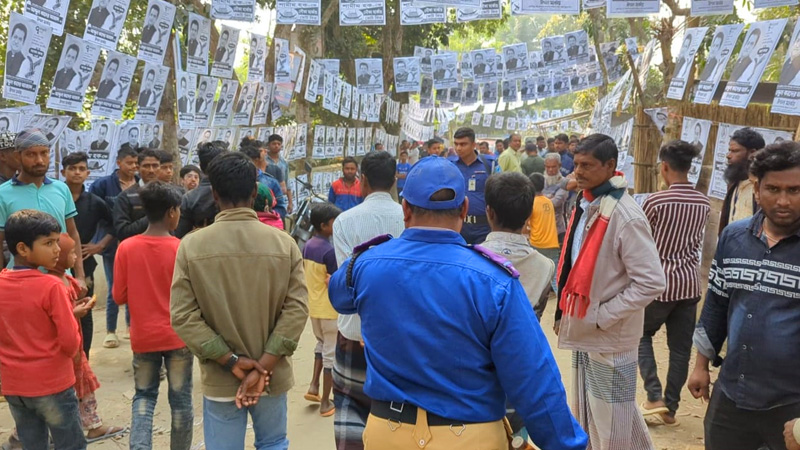 নর্থ চ্যানেলে নৌকা ও ঈগলের সমর্থকদের হাতাহাতি নর্থ চ্যানেলে নৌকা ও ঈগলের সমর্থকদের হাতাহাতি