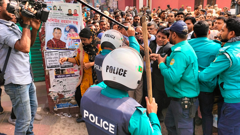 বরিশালে বিএনপির মিছিলে পুলিশের ‘লাঠিচার্জ’, গ্রেপ্তার ৭ বরিশালে বিএনপির মিছিলে পুলিশের ‘লাঠিচার্জ’, গ্রেপ্তার ৭