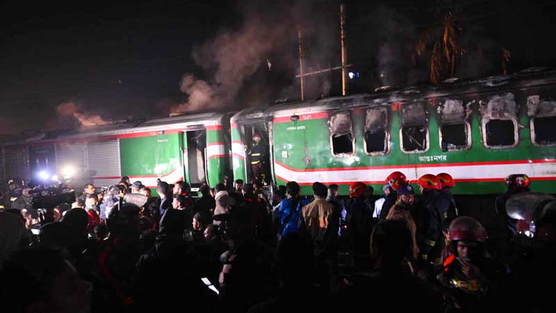 বেনাপোল এক্সপ্রেসে আগুন দেওয়া হয় বগির ভেতর থেকে বেনাপোল এক্সপ্রেসে আগুন দেওয়া হয় বগির ভেতর থেকে