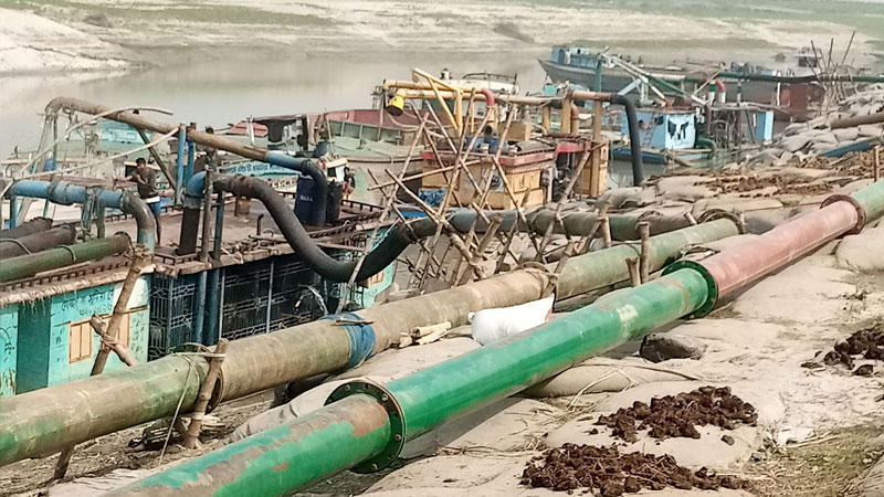 যমুনায় যুবলীগ নেতার বালু তোলা বন্ধে থানায় পাউবো যমুনায় যুবলীগ নেতার বালু তোলা বন্ধে থানায় পাউবো