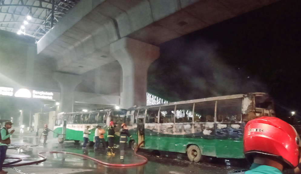জাতীয় প্রেস ক্লাবের সামনে বাসে আগুন জাতীয় প্রেস ক্লাবের সামনে বাসে আগুন