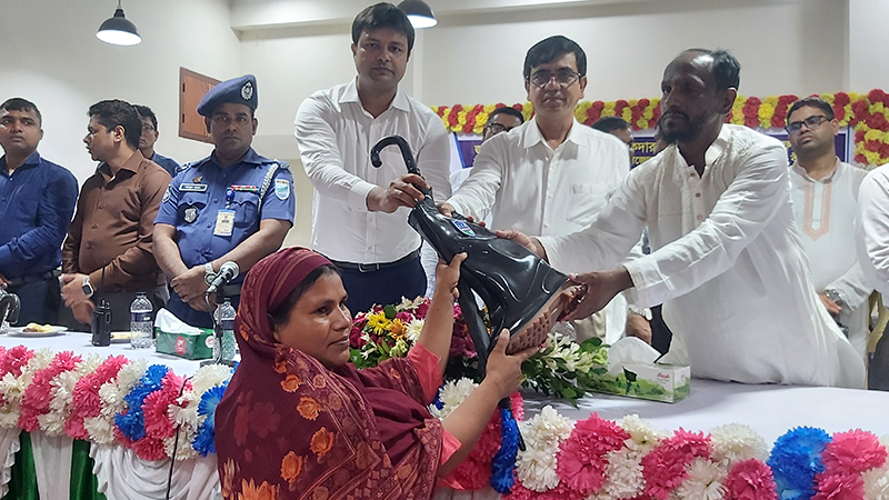 রাসেলস ভাইপার থেকে বাঁচতে চরভদ্রাসনের কৃষকরা পেলেন গামবুট রাসেলস ভাইপার থেকে বাঁচতে চরভদ্রাসনের কৃষকরা পেলেন গামবুট
