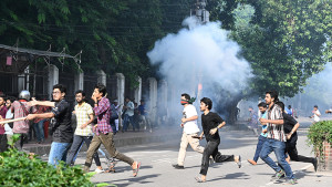 ঢাবি ক্যাম্পাস কোটা সংস্কার দাবিতে উত্তাল