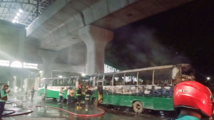 জাতীয় প্রেস ক্লাবের সামনে বাসে আগুন