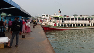 বরিশালে ঘাটের ইজারা নিয়ে দু’পক্ষ মুখোমুখি