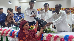 রাসেলস ভাইপার থেকে বাঁচতে চরভদ্রাসনের কৃষকরা পেলেন গামবুট 