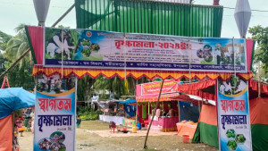 বৃক্ষমেলায় ৩৯টি দোকানের মধ্যে একটি বৃক্ষের দোকান