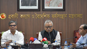 হম্বিতম্বি করেও পিছিয়ে গেল প্রবাসীকল্যাণ মন্ত্রণালয়