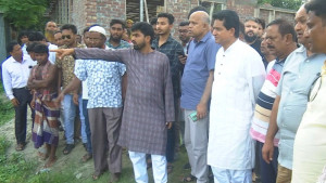 ফরিদপুরে নদী ভাঙনে ক্ষতিগ্রস্ত পরিবারের মাঝে আর্থিক সহায়তা এ. কে. আজাদের