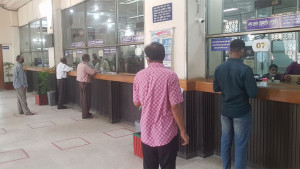 ব্যাংক ও শেয়ারবাজার খুলছে বুধবার