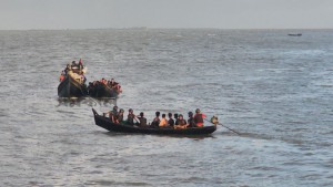 নাফ নদে ভাসছে মিয়ানমারের বিজিপি বহনকারী ট্রলার