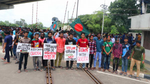 রেললাইন অবরোধ করে শিক্ষার্থীদের বিক্ষোভ