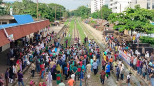 ঢাকা-কক্সবাজার রেললাইন অবরোধ, বৃষ্টি উপেক্ষা করে নগরজুড়ে বিক্ষোভ