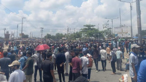 চট্টগ্রামে নতুন ব্রিজে অবস্থান করছেন আন্দোলনকারীরা