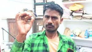 মাটি খুঁড়ে কোটি টাকার হীরা পেলেন এক শ্রমিক