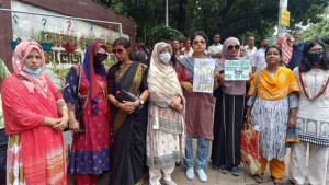 ঢামেকের সামনে অভিভাবকদের মৌন অবস্থানে পুলিশের বাধা