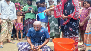 প্রেমিকাকে ভুলতে আধা মণ দুধ দিয়ে গোসল করলেন যুবক