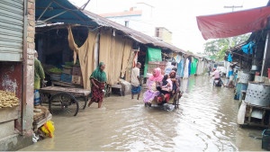 ডুমুরিয়ায় জোয়ারের পানিতে তলিয়ে গেছে বাজার-বাড়িঘর