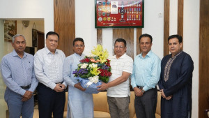 আইজিপিকে ফুলেল শুভেচ্ছা জানালেন ডিএমপি কমিশনার