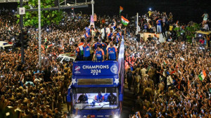 ছাদখোলা বাসে বিশ্বকাপজয়ী ভারতীয় ক্রিকেটারেরা
