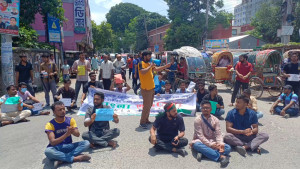 ফরিদপুরে সড়ক অবরোধ শিক্ষার্থীদের