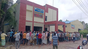 রিচার্জের টাকা থেকে মিটারের ভাড়া কেটে নেওয়ায় ক্ষোভ